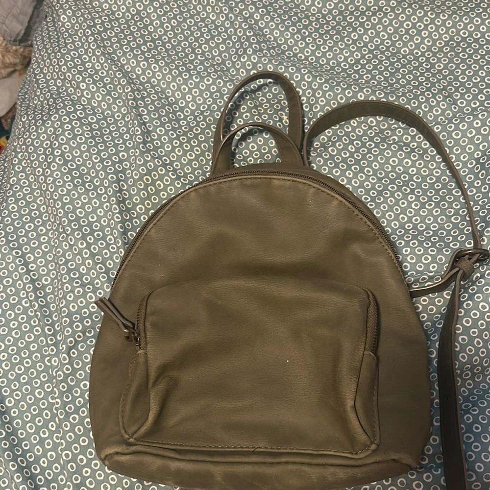 Im selling a dark green bag